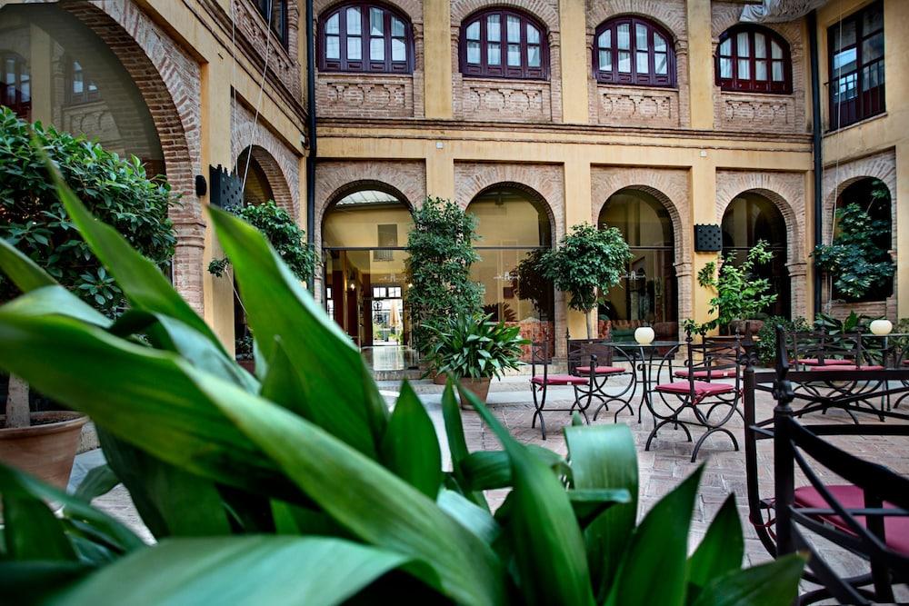 Hotel Alcazar De La Reina Carmona  Exterior photo