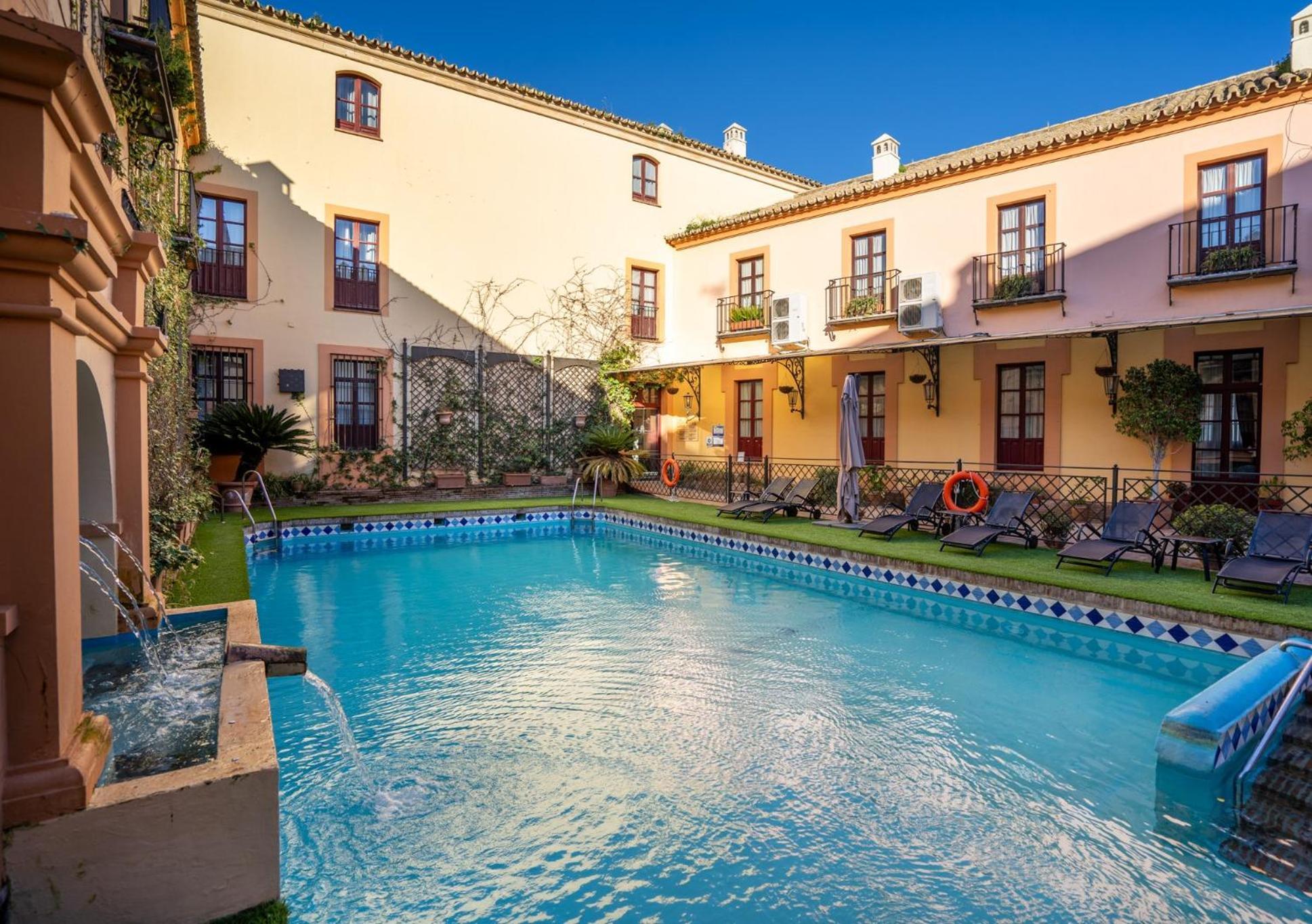 Hotel Alcazar De La Reina Carmona  Exterior photo